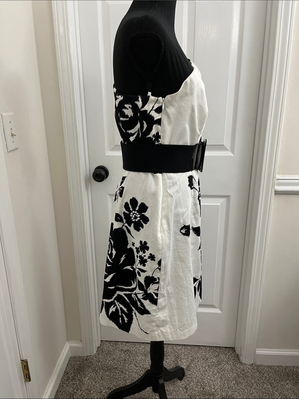 B. Smart One-Shoulder Black & White Floral Dress with Wide Belt - Picture 5 of 7